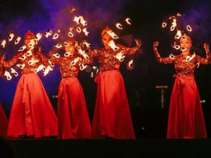 Загорелись и зажгли: 12 завораживающих фото с фестиваля «Огни Сибири»