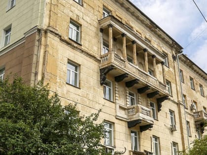 Один из самых красивых домов начали реставрировать в центре Новосибирска