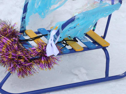 Блестящая буря: новосибирцы украсили санки для новогоднего конкурса