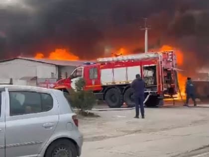 Пожар в строительном магазине в Бердске: борьба с огнем продолжается
