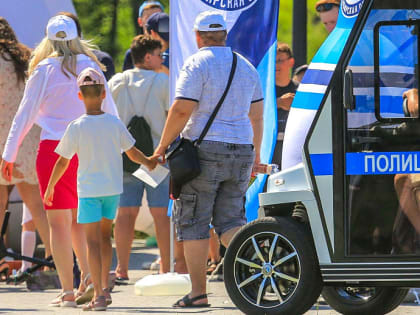 Полицейские опробовали мини-электрокары в парке «Арена» в День города