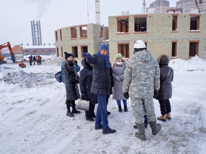 «Партийный десант» проконтролировал строительство детского сада в Калининском районе Новосибирска