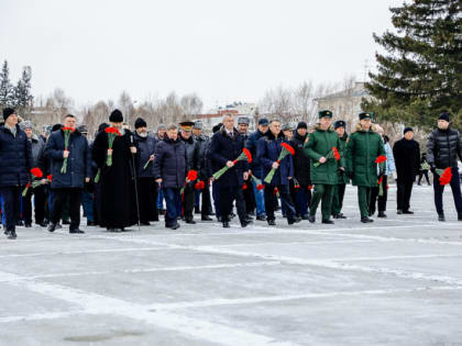Губернатор Андрей Травников возложил цветы к Вечному Огню на Монументе Славы