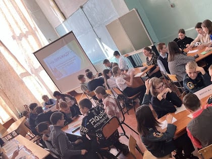 Зеркальную пирамиду и умную сову поделили [Фото]