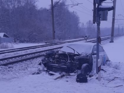 Водитель такси выжил после столкновения машины с поездом