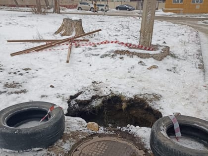 Женщина упала в четырёхметровую яму со стоками в центре двора в Бердске
