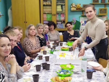 В Новосибирской области депутаты-единороссы поздравили учителей с праздником и вручили им торты