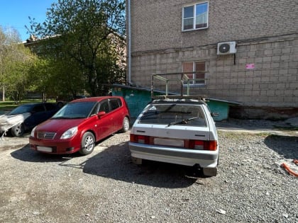 Приставы заставили жителей убрать лягушки с парковок во дворах