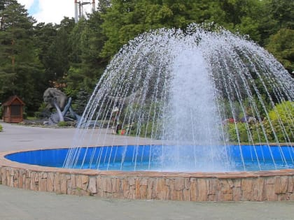 На центральной площади Новосибирского зоопарка заработал фонтан