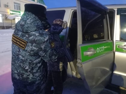 Судебный пристав нашел должника в сарае среди скотины и доставил в суд