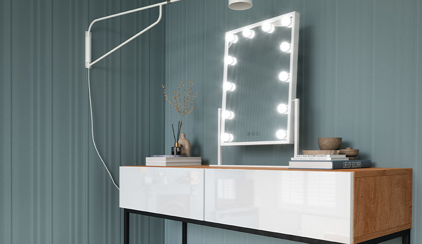 Flamnate Mirror With Lighting