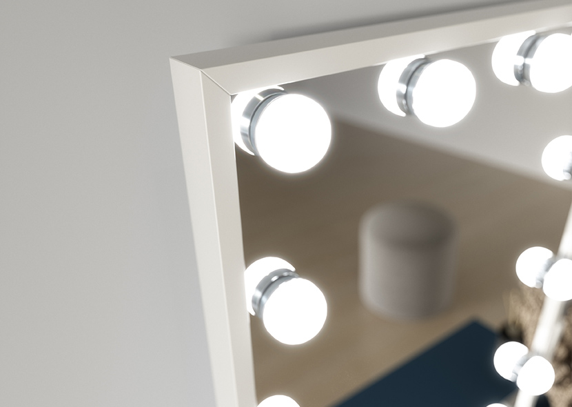 Flamnate Mirror With Lighting