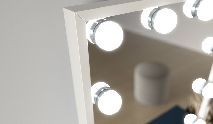 Flamnate Mirror With Lighting