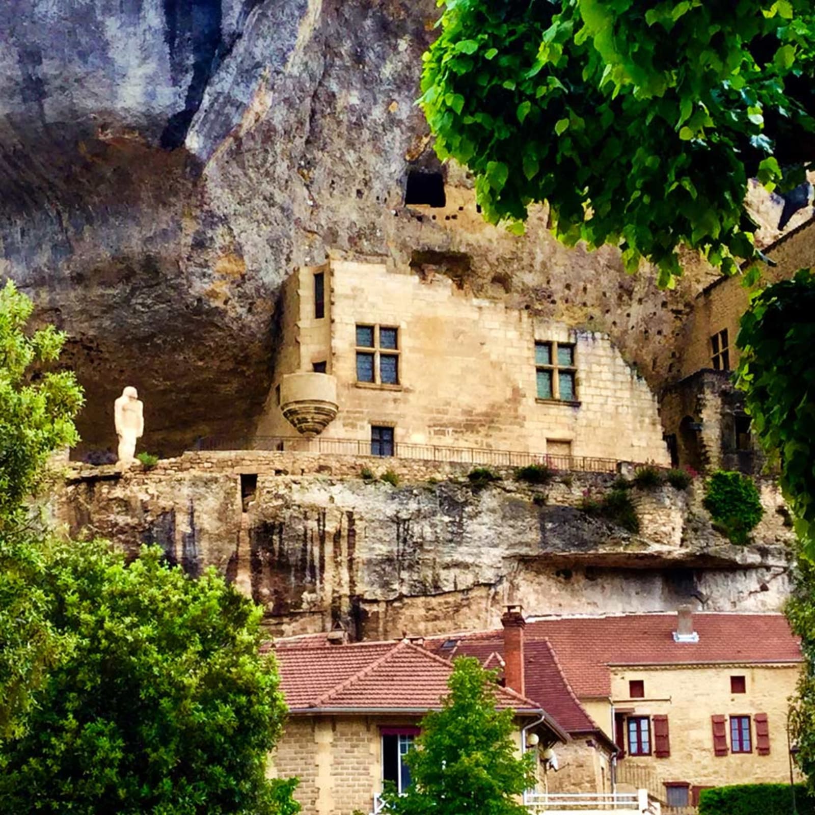 Falaises et maisons troglodytiques aux Eyzies, au bord de la Vézère