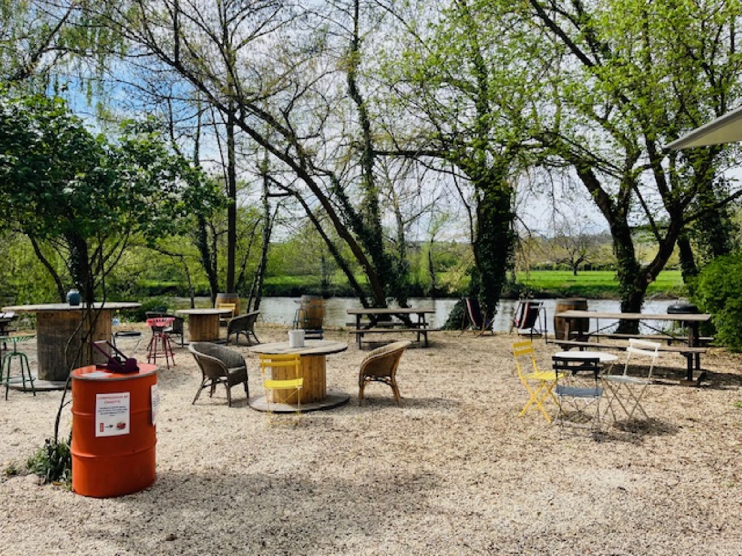 Terrasse de la Petite Guinguette face à la Vézère