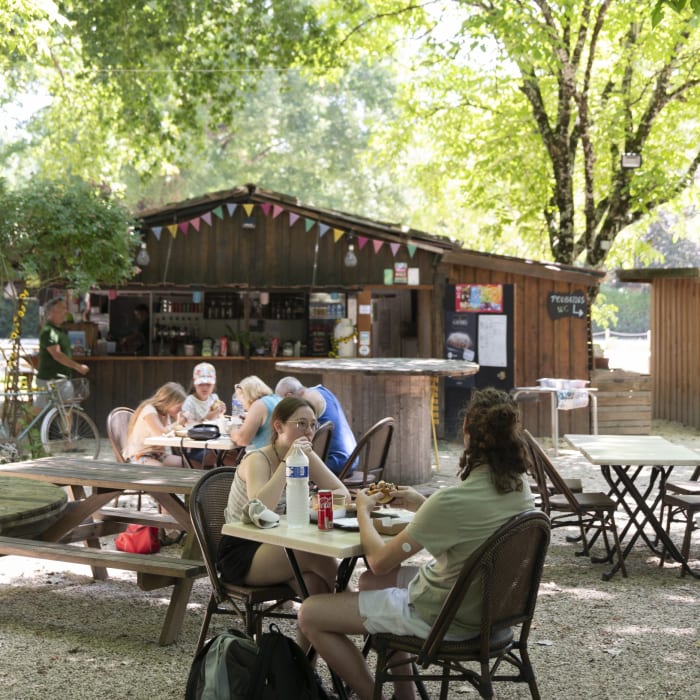 Terrasse et guirlandes sous les arbres