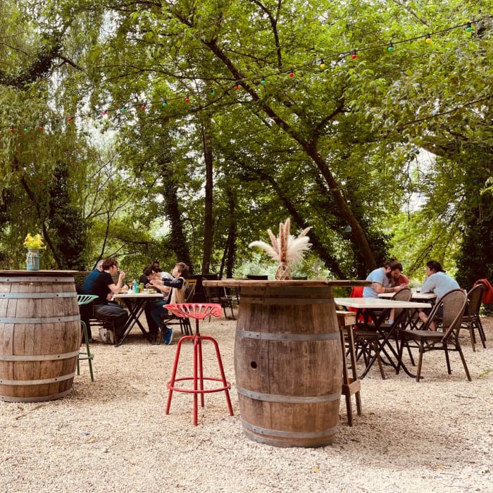 Tonneaux et tablées au bord de la Vézère