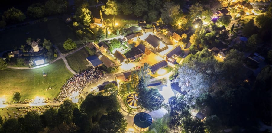 Allées du parc au crépuscule