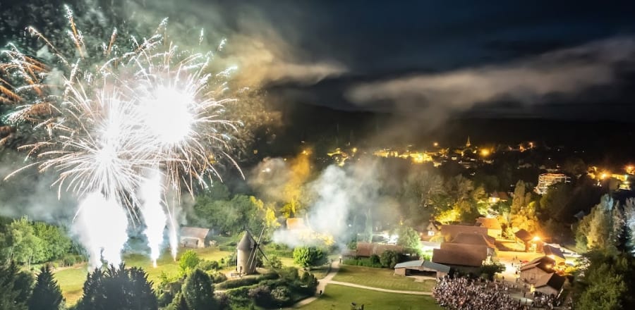 Feu d'artifice au-dessus du moulin