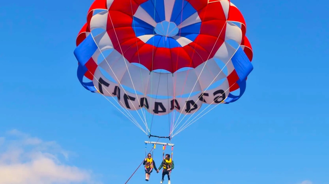 Playa y Parasailing en Torrevieja – Aventura en el Mediterráneo