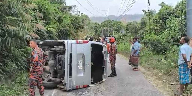 বান্দরবানে পর্যটকবাহী গাড়ি উল্টে আহত ৯