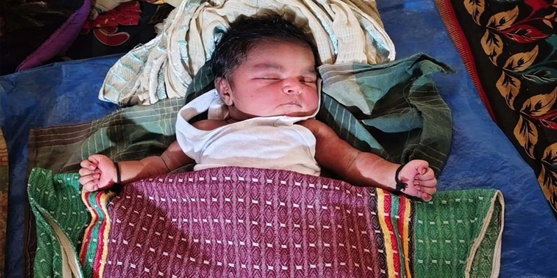 শ্মশানের পাশে রক্তমাখা নবজাতকটি ফুঁপিয়ে কাঁদছিল