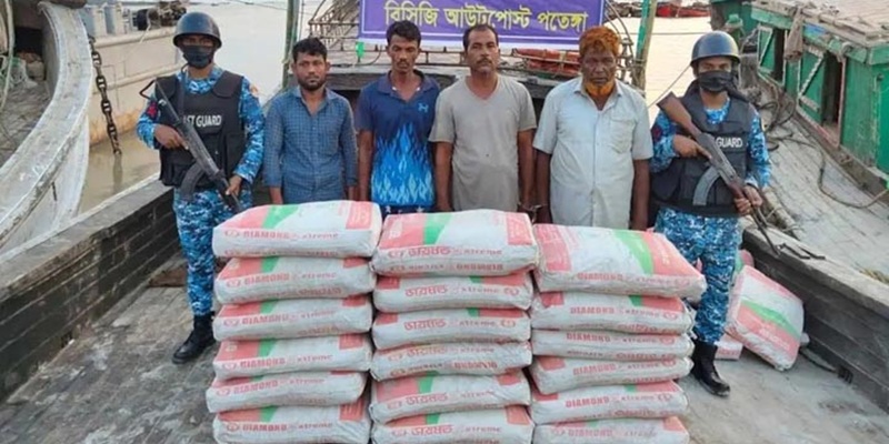 চট্টগ্রাম বন্দরের বহির্নোঙরে অভিযান, সিমেন্টসহ আটক ৪ পাচারকারী