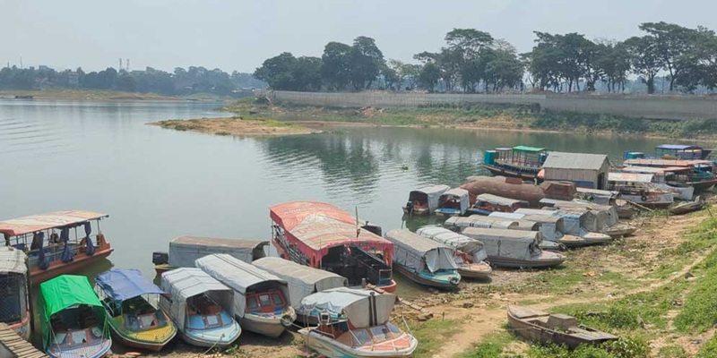 কাপ্তাই হ্রদে স্পিডবোট বন্ধ, সীমিত লঞ্চ চলাচল
