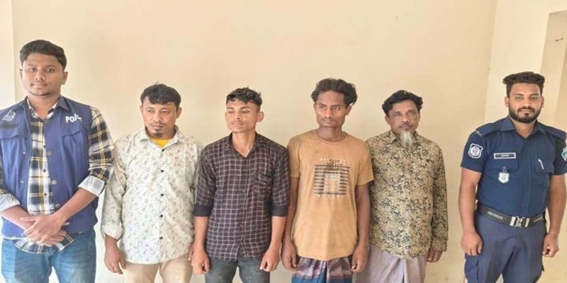 টেকনাফে পাচারকারীদের আস্তানা থেকে রোহিঙ্গাসহ ৪ জন উদ্ধার