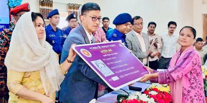 পাহাড়ের ‘সবচেয়ে দরিদ্র’ গ্রামের ১ হাজার ৯৭ পরিবারের হাতে ফ্যামিলি কার্ড