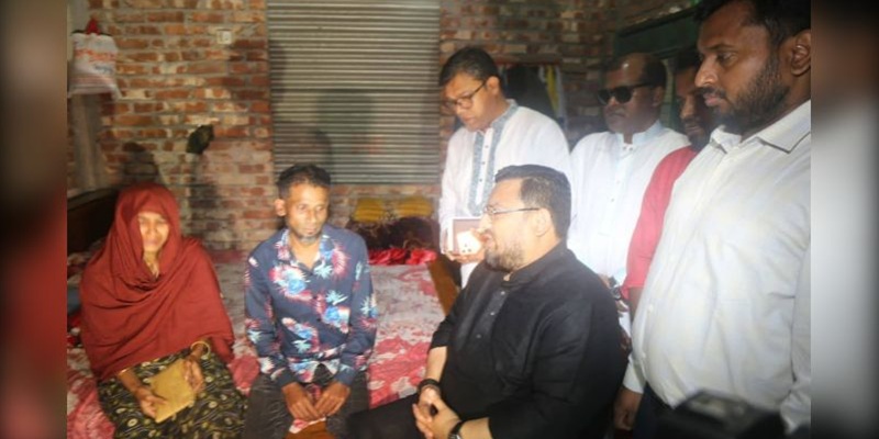 সীতাকুণ্ডে নিহত শিশুর বাড়িতে পার্বত্য প্রতিমন্ত্রী, পাশে থাকার আশ্বাস