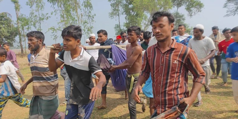 টেকনাফ সীমান্তে মাইন বিস্ফোরণে যুবক আহত, স্থানীয়দের সড়ক অবরোধ