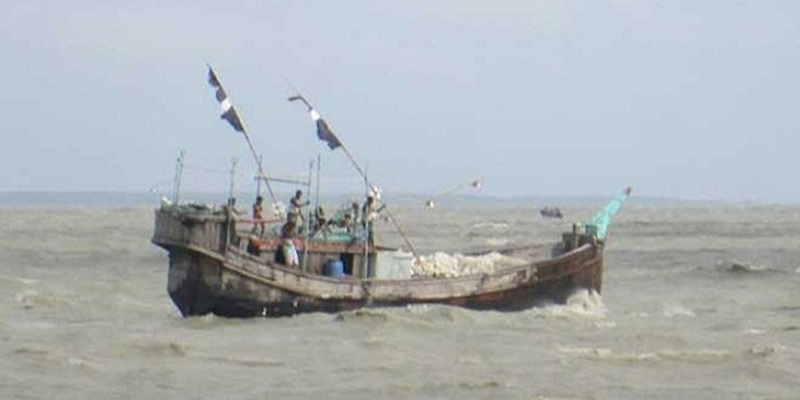 মিয়ানমারে পাচারের সময় ছোলা, বুট, তেল ও সিমেন্টসহ ট্রলার জব্দ
