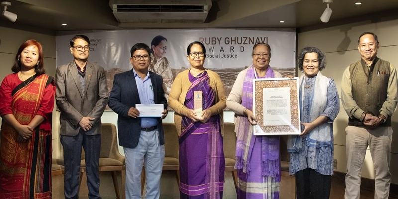 রুবি গজনবী পুরস্কার পেল ‘মোনঘর’