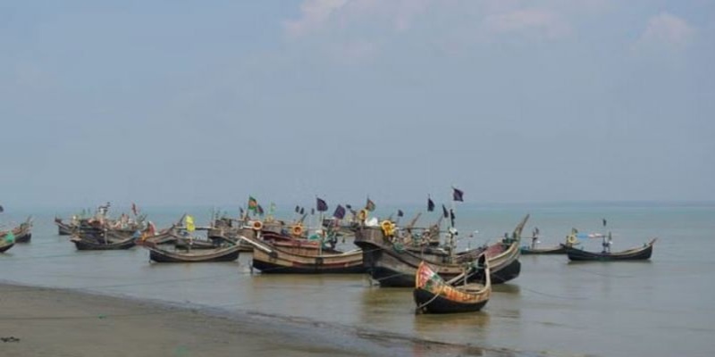 দুই ট্রলারসহ ১৩ জেলেকে ধরে নিয়ে গেছে আরাকান আর্মি