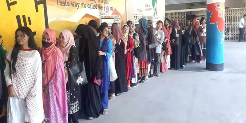 ৩৫ বছর পর ভোটাধিকার প্রয়োগে চবি শিক্ষার্থীদের উচ্ছ্বাস
