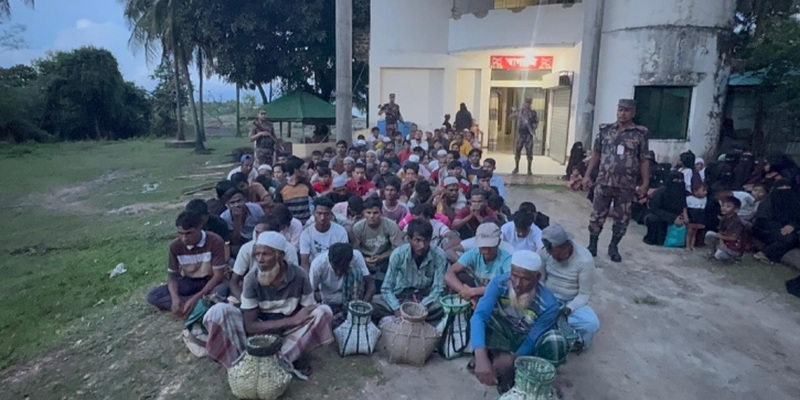 ক্যাম্পের বাইরে আসায় ১৭১ রোহিঙ্গা আটক, মাঝিদের কাছে হস্তান্তর