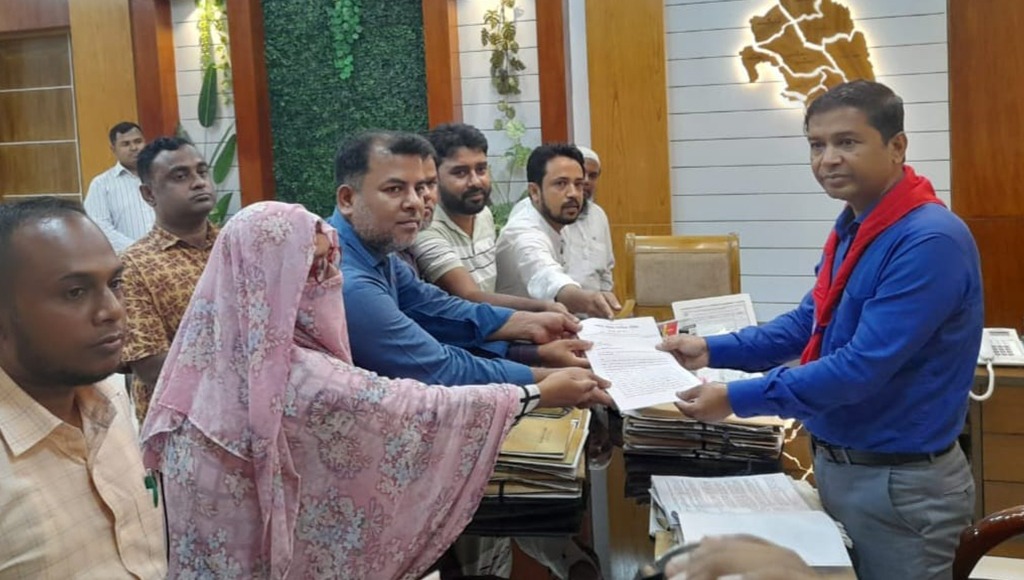 পার্বত্য জেলা পরিষদে জনসংখ্যা অনুপাতে নিয়োগের দাবিতে স্মারকলিপি প্রদান