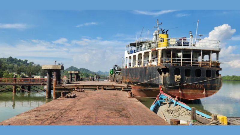 আরাকান আর্মি-জান্তা সংঘাতে বাণিজ্যশূন্য টেকনাফ বন্দরের রাজস্বে আয়ে ধস