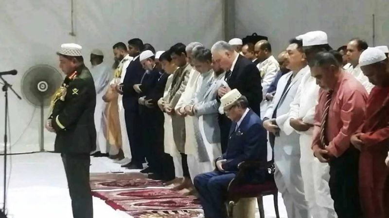 বঙ্গভবনে নামাজের ইমামতি করলেন সেনাপ্রধান