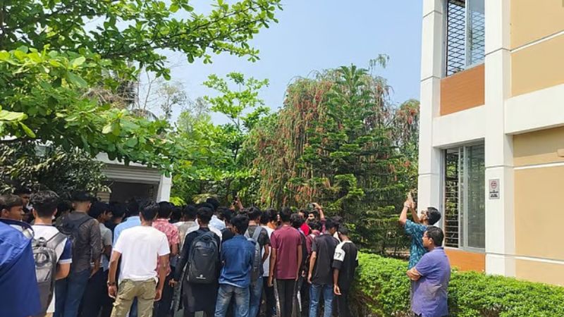 ত্রিপুরা ছাত্রীর মৃত্যুর প্রতিবাদে যশোরে খ্রিস্টান মিশনারি ঘেরাও