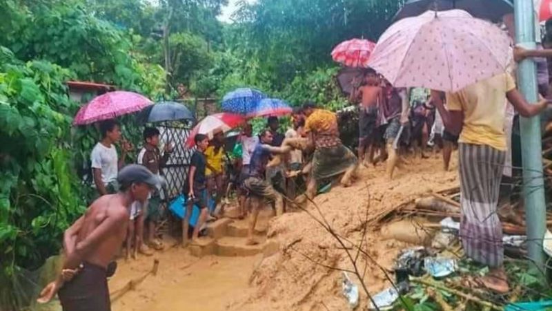 টানা বর্ষণে রোহিঙ্গা ক্যাম্পসহ ভাসছে কক্সবাজার, পাহাড়ধসে ৬ জনের মৃত্যু