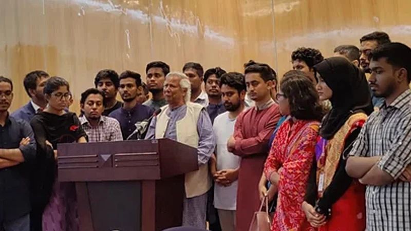 কান্নাজড়িত ইউনূস: সরকারকে দেখে মানুষ ভয় পাবে না, বুক ফুলে উঠবে
