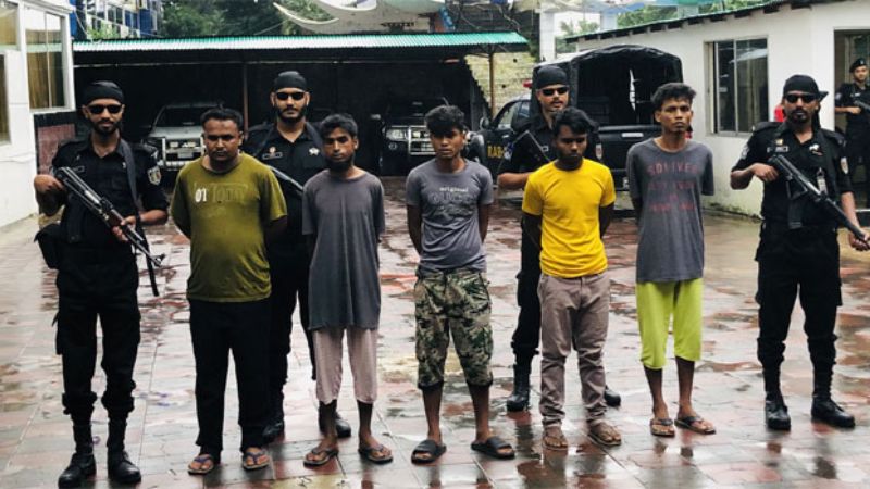 উখিয়ায় র্যাবের সাথে গোলাগুলি: ৫ আরসা সন্ত্রাসী অস্ত্রসহ গ্রেফতার