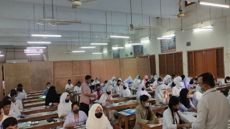পরীক্ষায় বসলো এইচএসসি ও সমমানের শিক্ষার্থীরা
