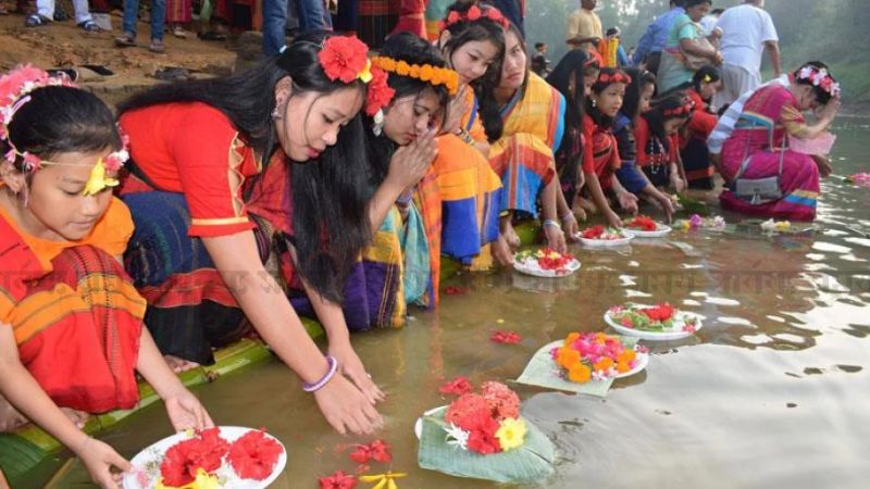 নদীর জলে ফুল ভাসিয়ে চলছে বৈসাবী উৎসব