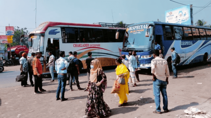 কিলোমিটারে বাস ভাড়া কমছে ৩ পয়সা, 'জাতির সঙ্গে তামাশা' বলেছে যাত্রী কল্যাণ সমিতি