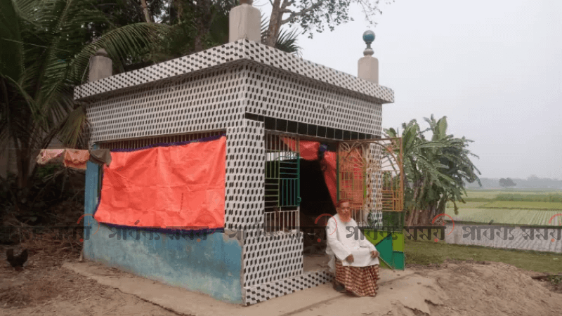 মৃত্যুর আগেই নিজের কবরে ঘর বানিয়ে থাকছেন শতবর্ষী বৃদ্ধ
