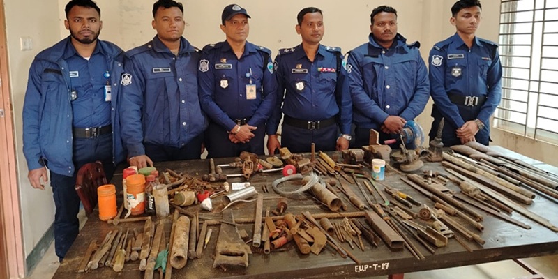 সীমান্তে অস্ত্র তৈরির কারখানা, পুলিশের অভিযানে বিপুল সরঞ্জাম উদ্ধার