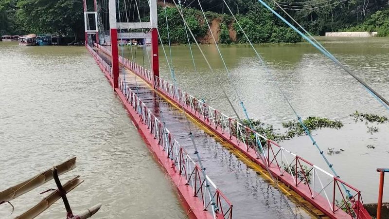 কাপ্তাই হ্রদে পানি বৃদ্ধিতে ডুবেছে ‘ঝুলন্ত সেতু’, চলাচলে নিষেধাজ্ঞা